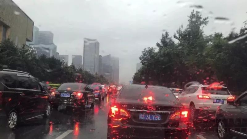 成都暴雨下的驚喜探索，小巷特色小店