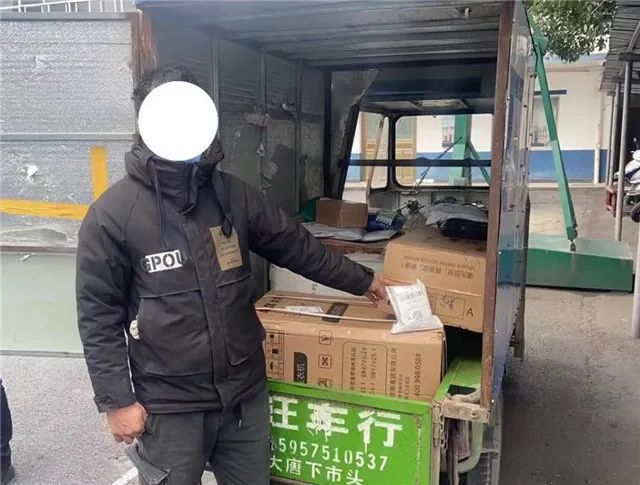 最新快遞員偷快遞現(xiàn)象，原因解析與應(yīng)對(duì)策略